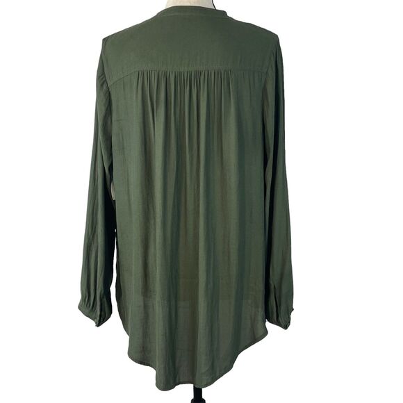 And Now This Large Top Button-Up Keyhole V-Neck Long Sleeve Hi-Low Pleated Green - Picture 5 of 10
